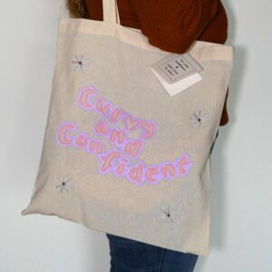 Henkeltasche "Curvy and Confident" Blumen - handbemalt / bestickt