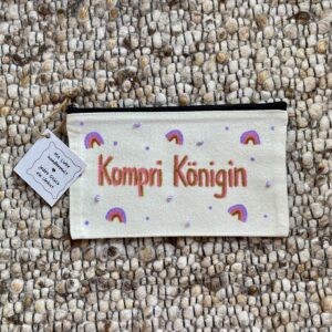 Mäppchen "Kompri Königin" - handbemalt / bestickt