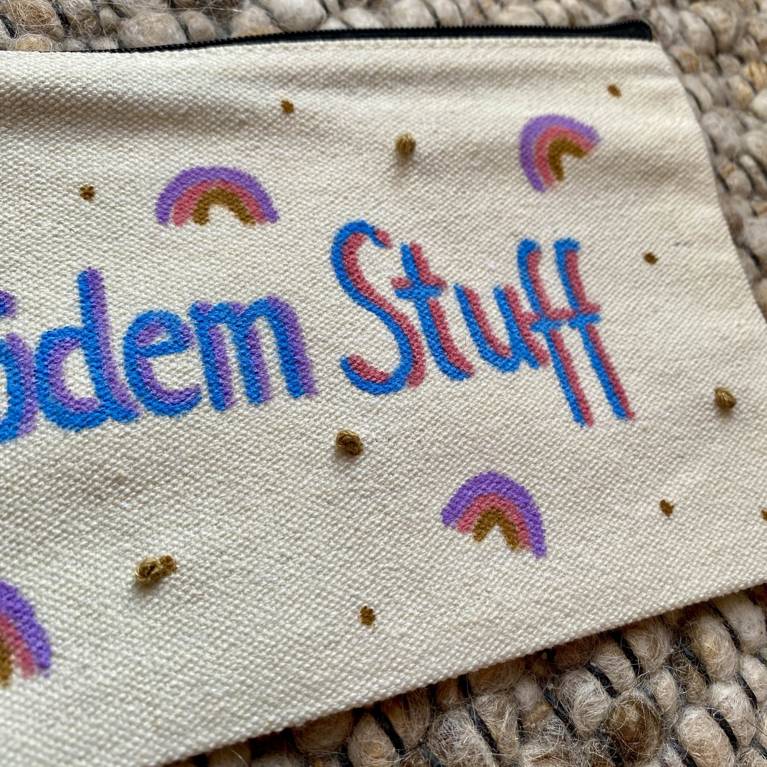 Mäppchen "Lipödem Stuff" - handbemalt / bestickt – Bild 3