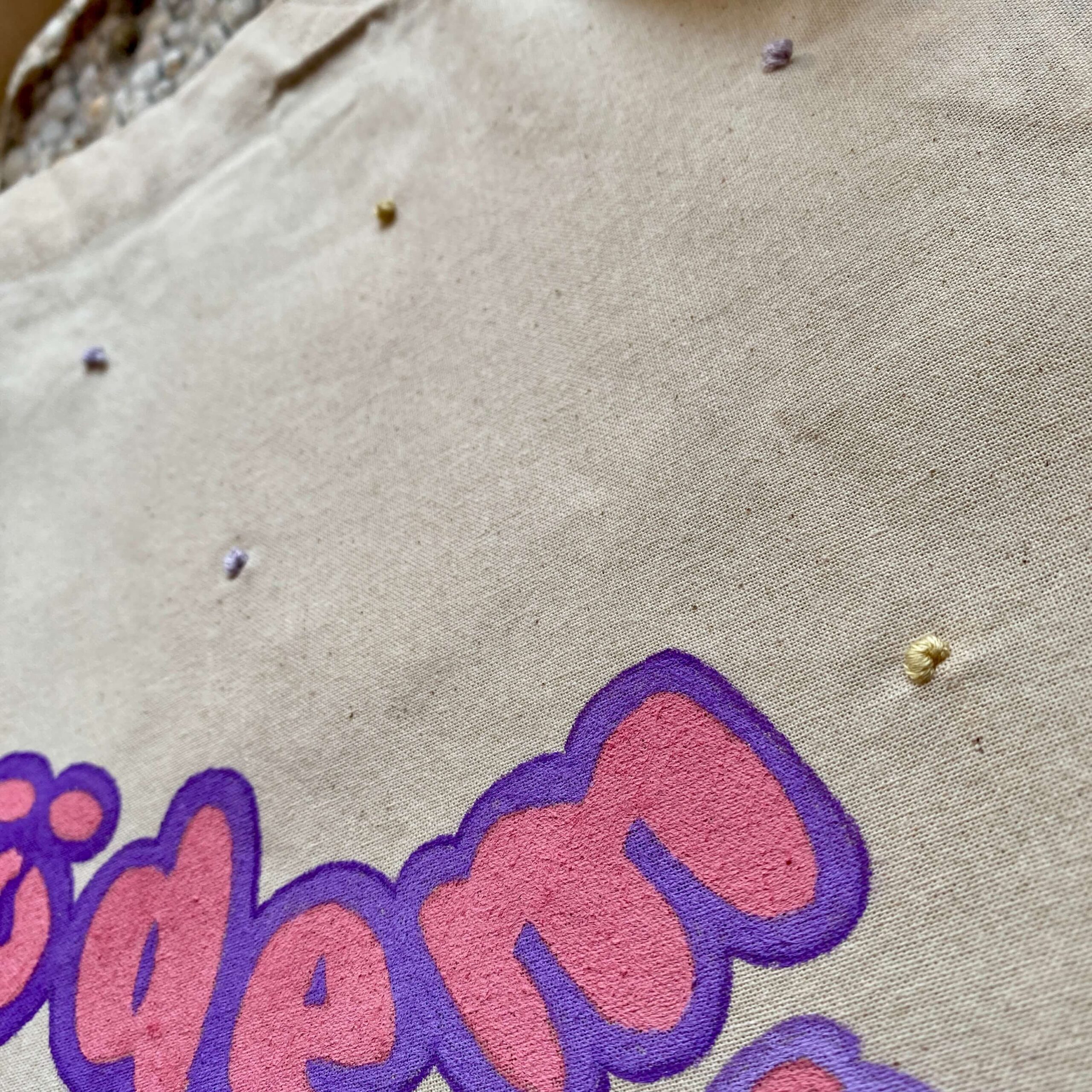 Henkeltasche "Lipödem Awareness Bag" Pünktchen - handbemalt / bestickt – Bild 3